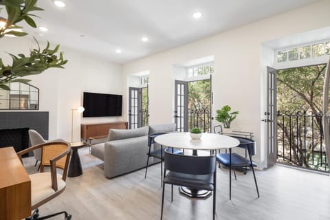 Patio, View (from property/room), Living room, Seating area