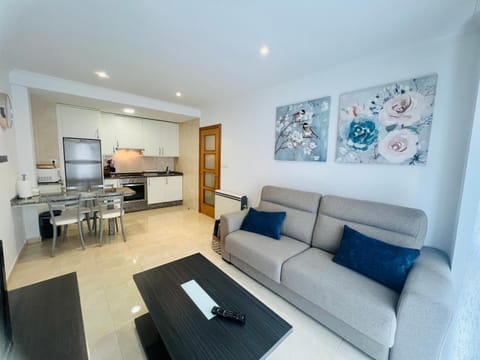 Kitchen or kitchenette, Living room, Seating area, Dining area, stove