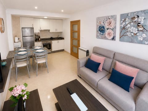 Kitchen or kitchenette, Living room, Seating area, Dining area, oven, stove