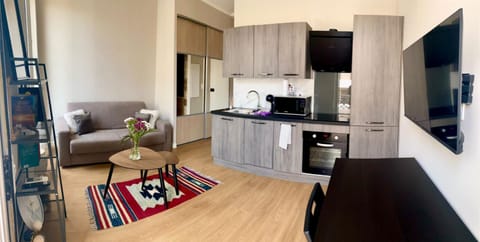 Kitchen or kitchenette, Living room, Seating area, Dining area