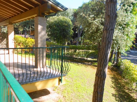 Facade/entrance, Garden, Balcony/Terrace