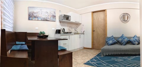 Seating area, Dining area, minibar, stove, toaster