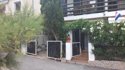 Facade/entrance