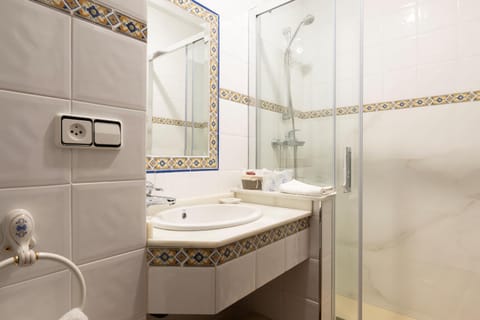 Shower, Bathroom, towels