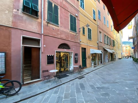 Facade/entrance, Neighbourhood