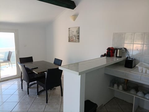 Kitchen or kitchenette, Seating area, Dining area