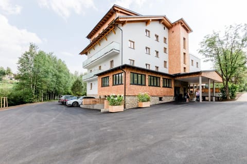 Property building, Restaurant/places to eat, Communal lounge/ TV room, People, Natural landscape, Bedroom, Pets, Pets, Breakfast, acessibility