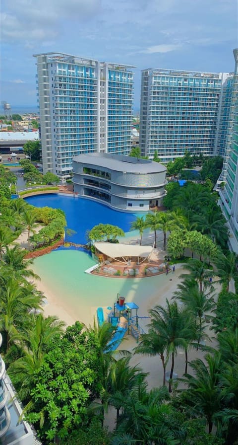 Bird's eye view, Pool view