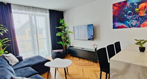 Communal lounge/ TV room, TV and multimedia, Living room, Seating area, Dining area, Evening entertainment