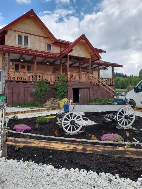 Property building, Day, Garden, Parking