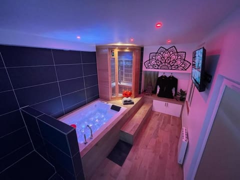 Sauna, Bathroom, Spa and wellness centre/facilities, towels
