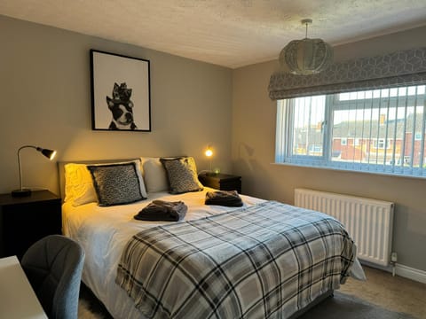 City Stay with Jacuzzi Gym Free Parking 2 Spaces House in Hereford