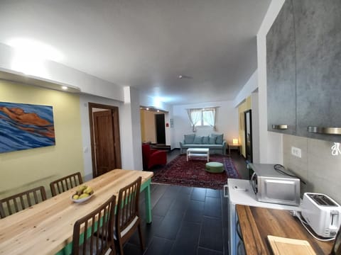 Kitchen or kitchenette, Dining area, minibar