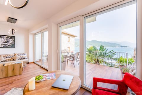 Patio, Communal lounge/ TV room, Day, Natural landscape, TV and multimedia, View (from property/room), Balcony/Terrace, Living room, Seating area, Dining area, Lake view