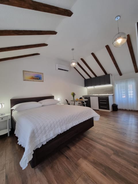 Bed, Kitchen or kitchenette, Bedroom, stove, air conditioner