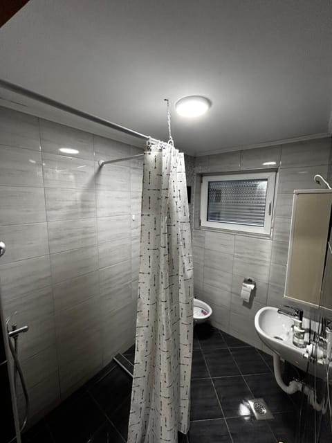 Shower, Toilet, Bathroom, towels