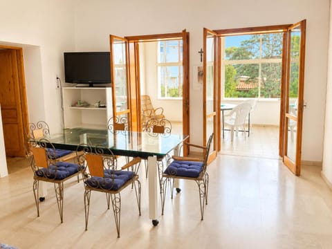 TV and multimedia, Kitchen or kitchenette, Living room, Seating area, Dining area