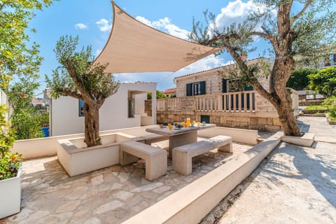Property building, Balcony/Terrace, Dining area