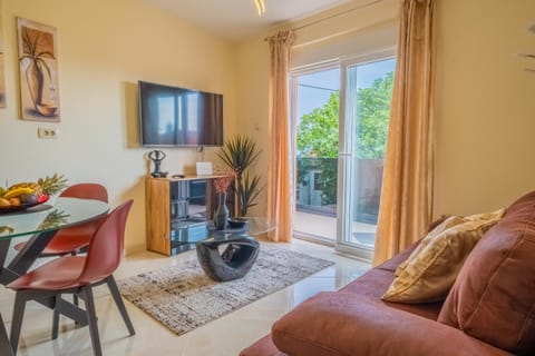 TV and multimedia, Living room, Seating area, Dining area