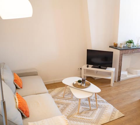 Communal lounge/ TV room, TV and multimedia, Living room, Seating area, flat iron