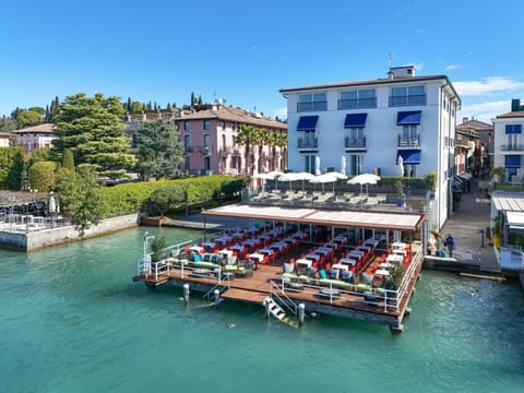 Property building, Restaurant/places to eat, Lounge or bar, Lake view