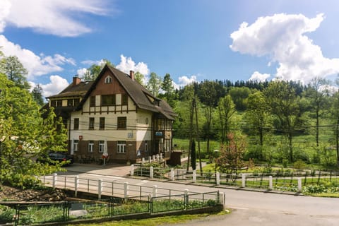 Property building, Spring, Day, Natural landscape, Garden, Garden view