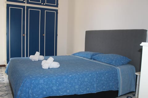 Bed, Bedroom, towels, wardrobe
