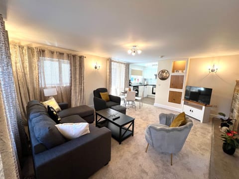 Ground Floor 2 Bedroom Apt, Onsite Parking, Edge of Glastonbury and Street Apartment in Glastonbury