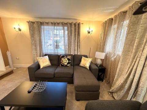 Ground Floor 2 Bedroom Apt, Onsite Parking, Edge of Glastonbury and Street Apartment in Glastonbury