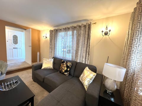 Ground Floor 2 Bedroom Apt, Onsite Parking, Edge of Glastonbury and Street Apartment in Glastonbury