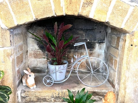 Ground Floor 2 Bedroom Apt, Onsite Parking, Edge of Glastonbury and Street Apartment in Glastonbury