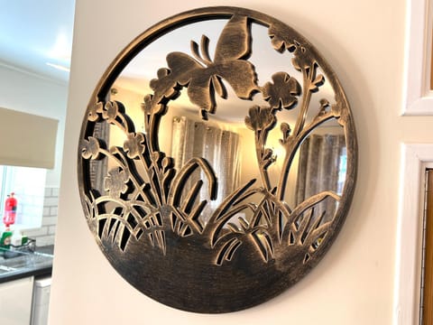 Ground Floor 2 Bedroom Apt, Onsite Parking, Edge of Glastonbury and Street Apartment in Glastonbury