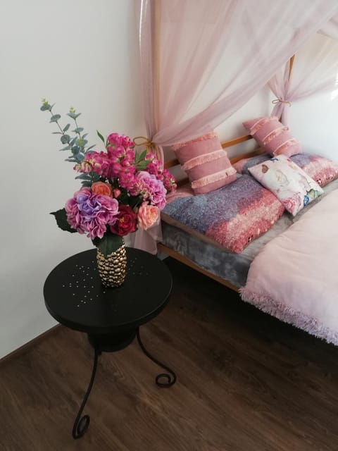 Bed, Living room, Photo of the whole room, Decorative detail, pet friendly