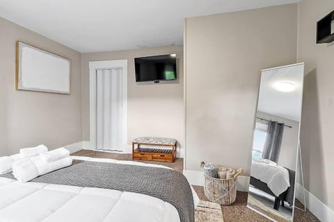 Bed, TV and multimedia, Photo of the whole room, Bedroom, hair dresser, towels