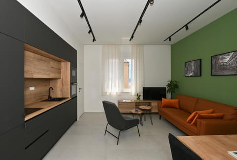 TV and multimedia, Kitchen or kitchenette, Living room, Seating area, Dining area, kitchen
