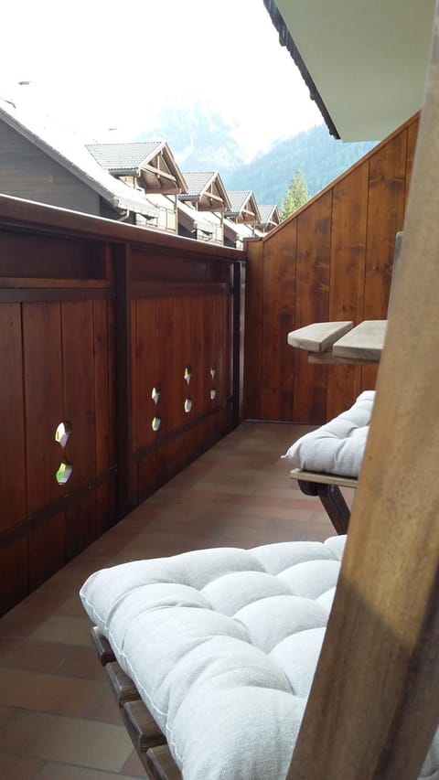 Spring, Day, Balcony/Terrace, Decorative detail, On site, Mountain view