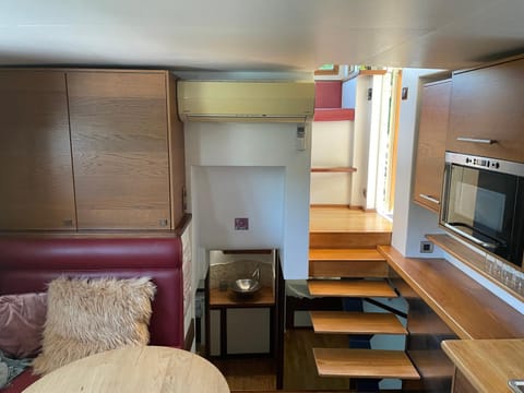 Kitchen or kitchenette, minibar