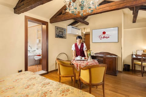 Bed, People, Photo of the whole room, Bedroom, room service