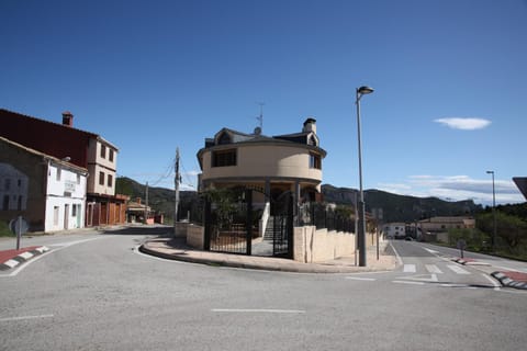 Property building, Neighbourhood