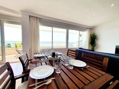 Luna Beach Seafront Apartment in Sitio de Calahonda