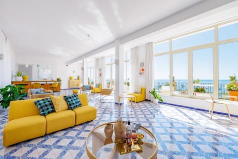 Communal lounge/ TV room, Solarium, Balcony/Terrace, Meeting/conference room