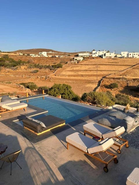 Swimming pool, sunbed