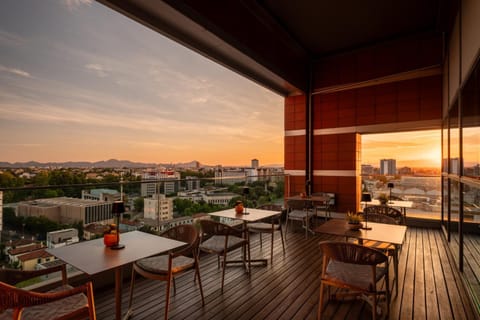Patio, View (from property/room), Balcony/Terrace, Living room, Seating area, Dining area, City view, Sunrise, Sunset