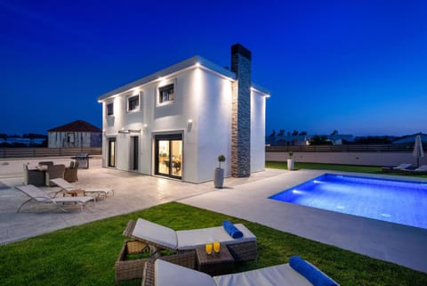 Property building, Garden, Swimming pool