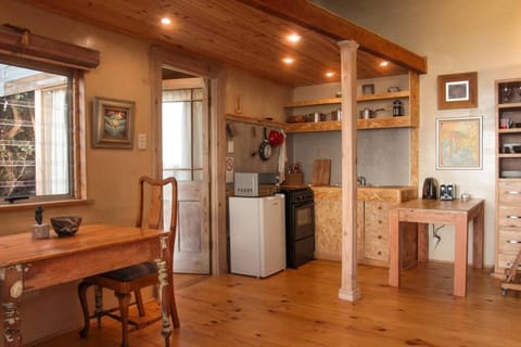 Quirky Eco-Friendly Artist Studio (Sea Views) Apartment in Camps Bay