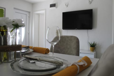 TV and multimedia, Living room, Seating area, Dining area
