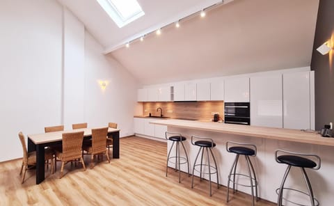 Kitchen or kitchenette, Dining area