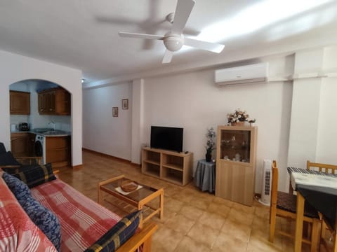 Communal lounge/ TV room, TV and multimedia, Living room, air conditioner