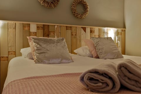 Bedroom, towels