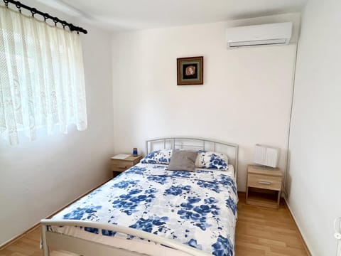 Bed, Bedroom, air conditioner